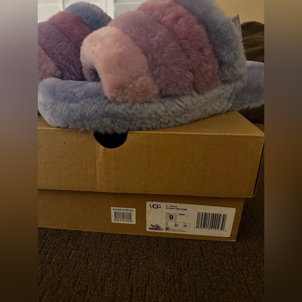 UGG Fluff Yeah Sandal Slide Size 9 Cornflower
Brand new in box never worn